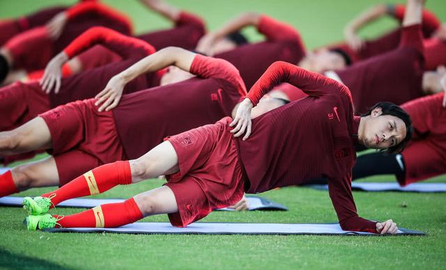 包含欧洲国家集训备战高潮，球迷热切期待的词条