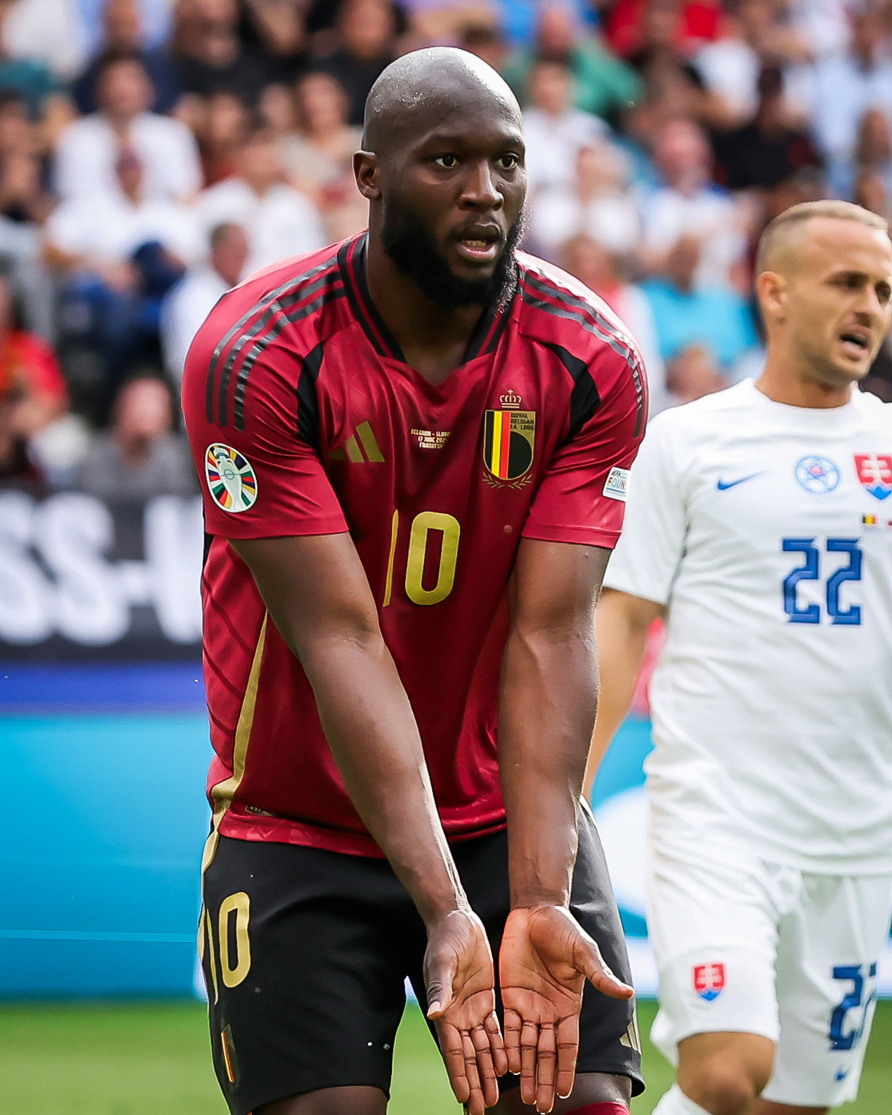 爱游戏娱乐-比利时球员夺得胜利，成为表现优秀者