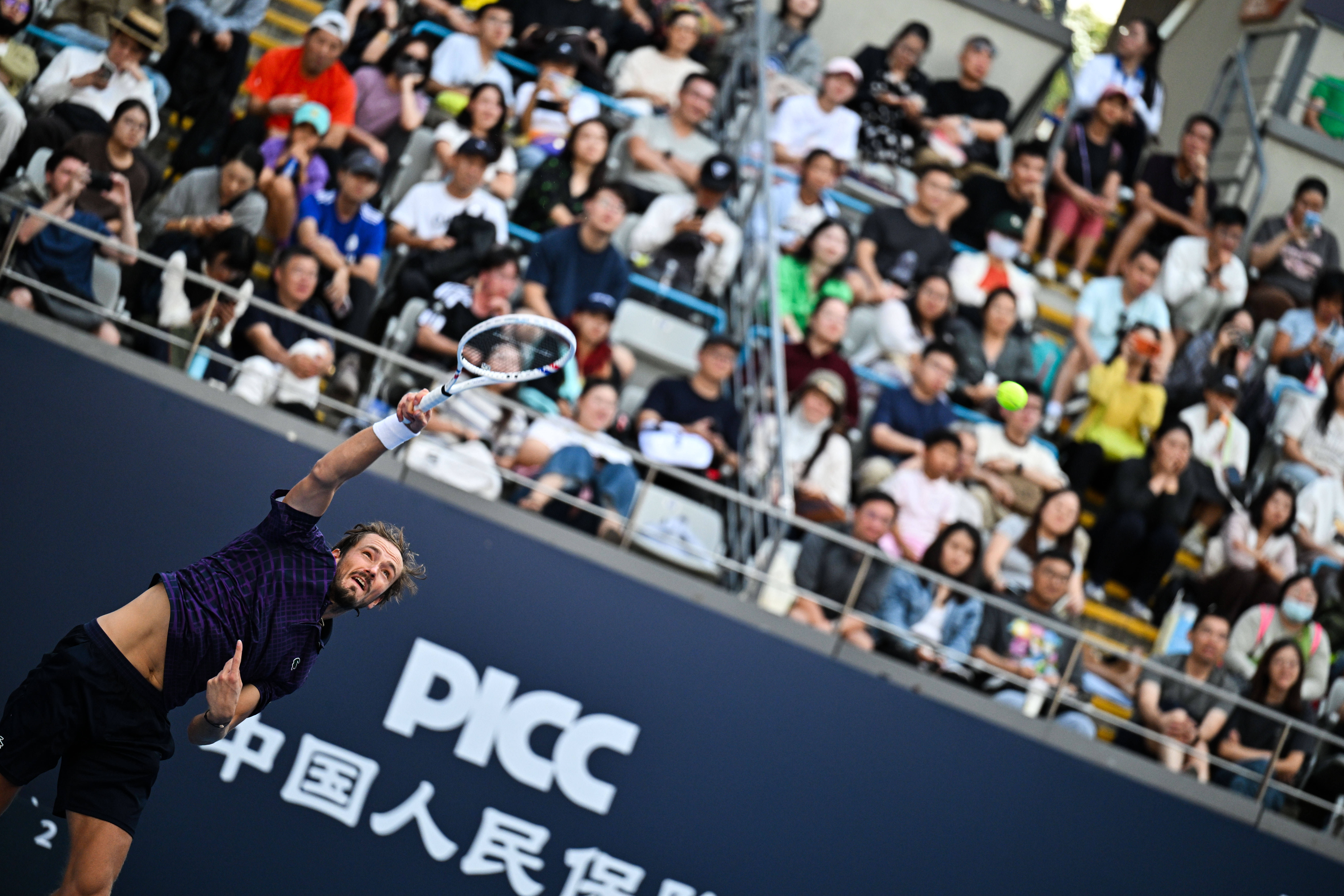 AYXapp下载-法网轻取拉沃尔杯，梅德韦杰夫带队取胜的简单介绍