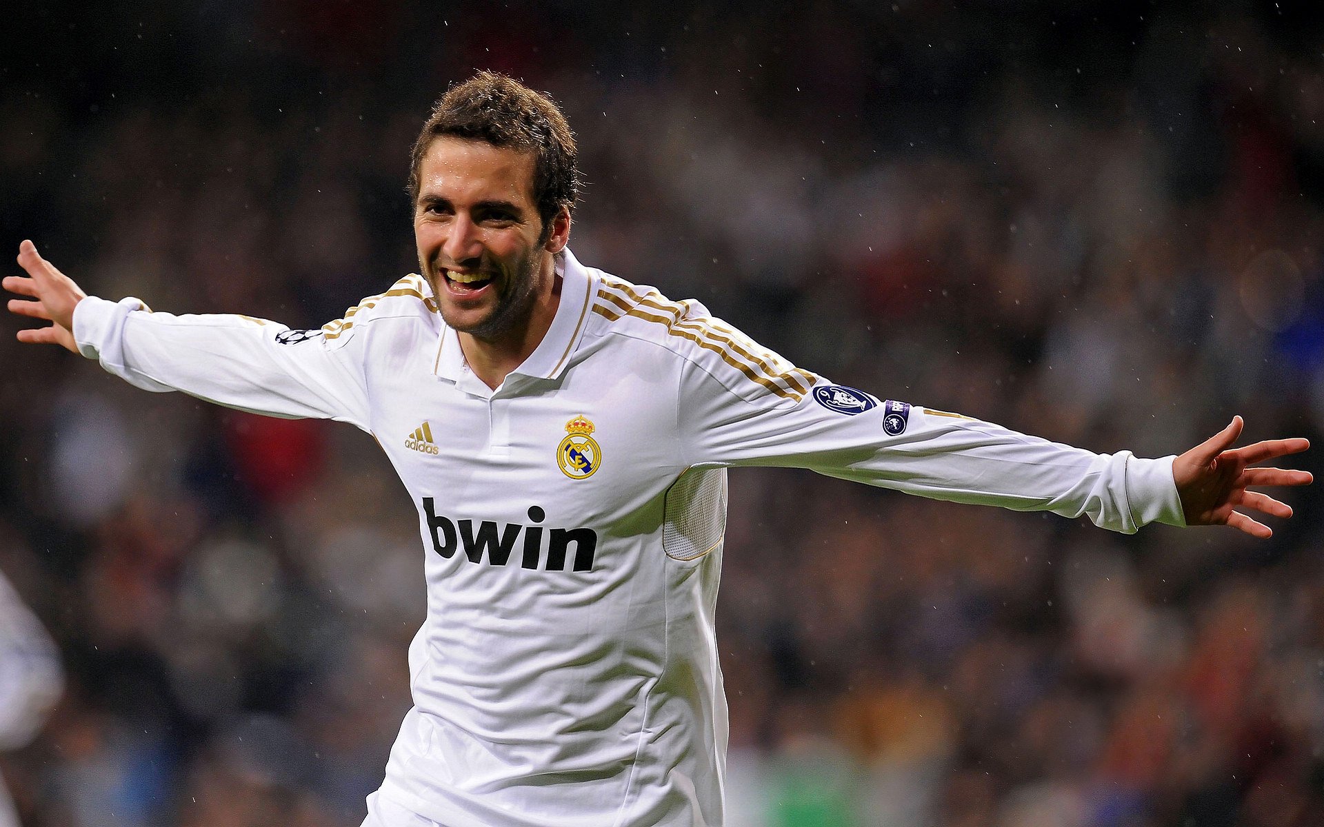 赛道上的独舞，弗拉霍维奇在F1街道赛之夜的统治性进攻