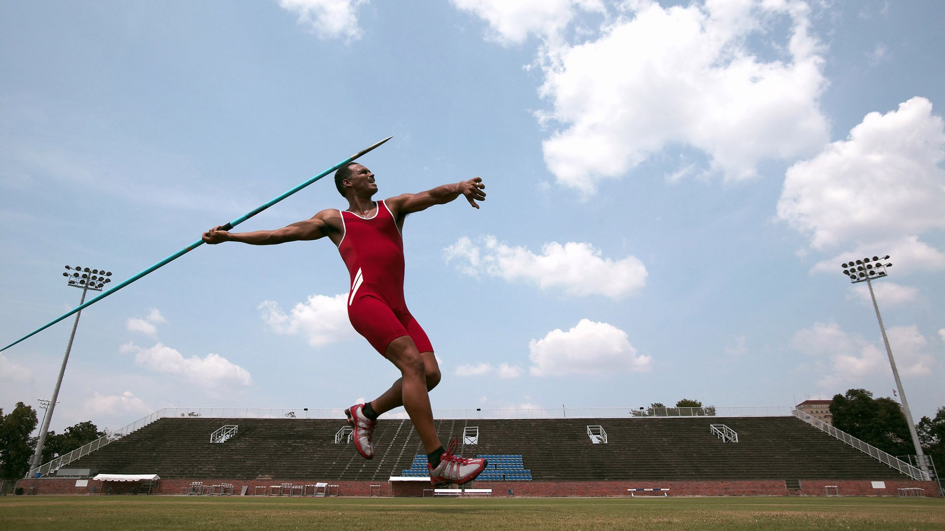 跨界决胜时刻,灰熊绝杀篮网的战术博弈与浓眉在F1赛道的冠军接管