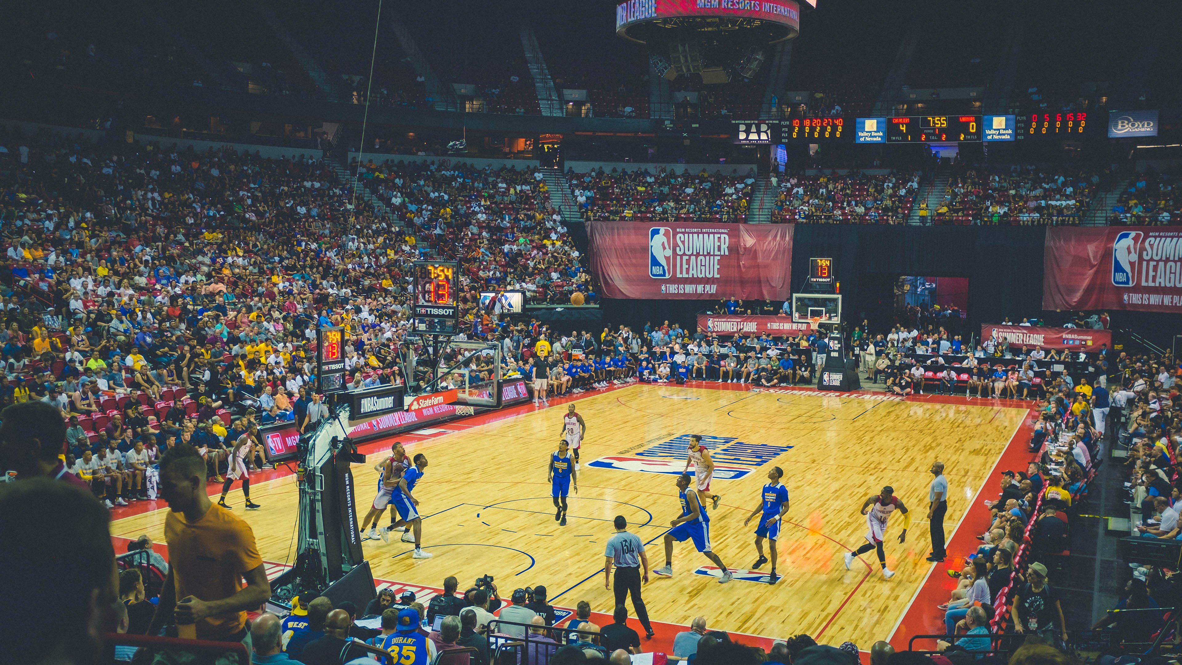 北境铁壁与东方之珠的碰撞,雄鹿防守锁死上海队,伦纳德个人能力完全展现